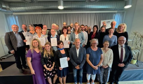 Vertreterinnen und Vertreter der 15 Musikschulen im Landesverband Mecklenburg-Vorpommern nach der &Uuml;bergabe der Urkunden zur staatlichen Anerkennung am 31. August 2026 in Stralsund, gemeinsam mit Kulturministerin Bettina Martin. Foto: Christiane Zenkert, LVdM MV