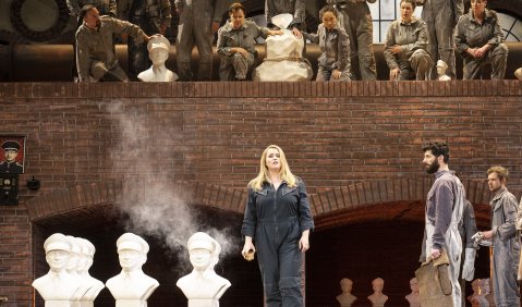 Rachel Willis-Sørensen (Norma), Riccardo Fassi (Oroveso), Chor. Foto: Bernd Uhlig Rachel Willis-Sørensen (Norma), Riccardo Fassi (Oroveso), Chor. Foto: Bernd Uhlig