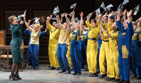 Nora Lentner (Beate), Chor der Oper Leipzig. Foto: &copy; Tom Schulze