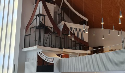 Die Orgel von Hamburgs Hauptkirche St. Nikolai als pfeifenloses Gerippe aus Holz.