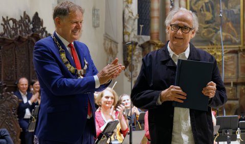 Der Komponist Thomas Jennefelt mit Richard Arnold (li.), dem Oberb&uuml;rgermeister von Schw&auml;bisch Gm&uuml;nd. &copy; Hartmut Hientzsch