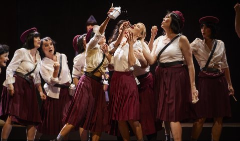Vida Miknevičiūtė (Lisa), Michal Doron (Pauline), Damen des Sächsischen Staatsopernchors Dresden © Semperoper Dresden/Ludwig Olah Vida Miknevičiūtė (Lisa), Michal Doron (Pauline), Damen des Sächsischen Staatsopernchors Dresden © Semperoper Dresden/Ludwig Olah