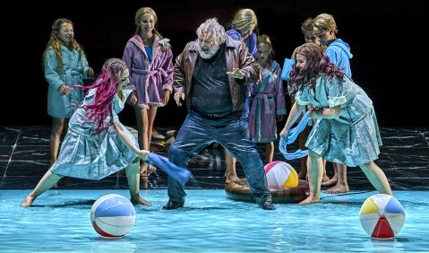 Das Rheingold. 1. SzeneKatharina Konradi (Woglinde), Olafur Sigurdarson (Alberich), Natalie Skrycka (Wellgunde) und Kinderstatisterie der Bayreuther Festspiele. Foto: Bayreuther Festspiele / Enrico Nawrath Das Rheingold. 1. SzeneKatharina Konradi (Woglinde), Olafur Sigurdarson (Alberich), Natalie Skrycka (Wellgunde) und Kinderstatisterie der Bayreuther Festspiele. Foto: Bayreuther Festspiele / Enrico Nawrath