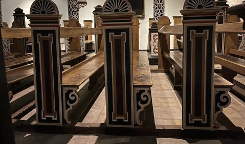 Historisch ohne Ziffer: Reihe 9 in der Gottorfer Schlosskapelle.  Foto: mku