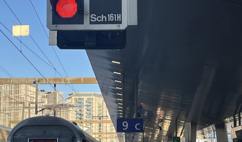 BU (Foto) Zwischen Warten und Abfahrt. Gleis 9 im Wiener Hauptbahnhof. Foto: mku BU (Foto) Zwischen Warten und Abfahrt. Gleis 9 im Wiener Hauptbahnhof. Foto: mku