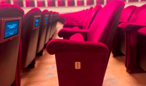 Wieder einmal als Buchstabe: die Reihe 9 im Mailänder Teatro alla Scala. Foto: mku Wieder einmal als Buchstabe: die Reihe 9 im Mailänder Teatro alla Scala. Foto: mku