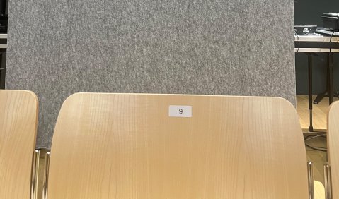 9-9-9-9. Das SRF Radio Studio Basel gab sich für einen Moment „verschwenderisch“. Foto: mku 9-9-9-9. Das SRF Radio Studio Basel gab sich für einen Moment „verschwenderisch“. Foto: mku