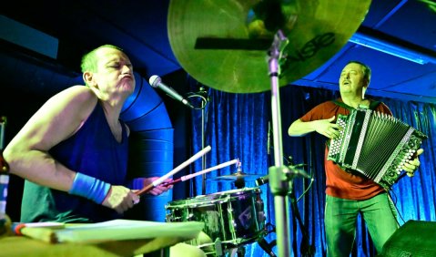 Duo-ATTWENGER: Markus Binder (Drums) und Hans-Peter Falkner (Akkordeon). Foto: Bernd Schweinar