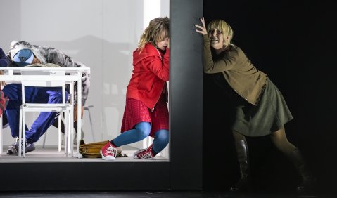 Staatstheater Nürnberg, „Innocence“. Im Bild (v.l.n.r.): Statisterie, Erika Hammarberg, Caroline Ottocan. Foto: Bettina Stoess