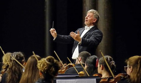 Paweł Kotla dirigiert das Giya Kancheli Tbilisi Youth Orchestra. Foto: Stefan Pieper Paweł Kotla dirigiert das Giya Kancheli Tbilisi Youth Orchestra. Foto: Stefan Pieper