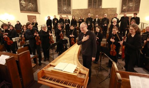 Ensemble beim Schlussapplaus, im Vordergrund Markus Stein,  Copyright: Roland Kellner