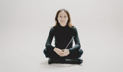 Die neuseeländische Dirigentin Tianyi Lu debütiert in der Philharmonie Die neuseeländische Dirigentin Tianyi Lu debütiert in der Philharmonie Berlin mit dem DSO. Foto: Marco Borggrevemit dem DSO (Foto: Marco Borggreve)