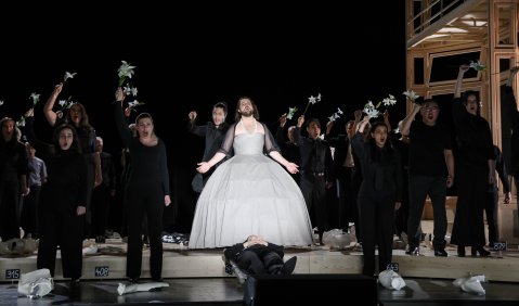 Hidenori Inoue, Oliver Sewell, Chor des Theaters Bremen. Foto: Jörg Landsberg