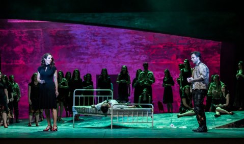 Ieva Prudnikovaite (Carmen), Changjun Lee (Zuniga), Konstantinos Klironomos (José), Chor und Extrachor des Theater Lübeck. Foto: Jochen Quast Ieva Prudnikovaite (Carmen), Changjun Lee (Zuniga), Konstantinos Klironomos (José), Chor und Extrachor des Theater Lübeck. Foto: Jochen Quast