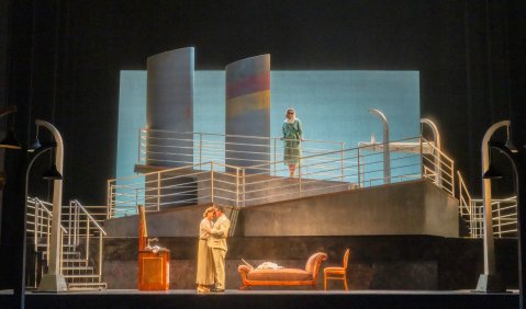 Marlene Lichtenberg (Lisa), Konstantinos Klironomos (Walter), Adrienn Miksch (Marta). Foto: Jochen Quast Marlene Lichtenberg (Lisa), Konstantinos Klironomos (Walter), Adrienn Miksch (Marta). Foto: Jochen Quast