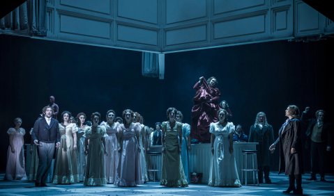 Konstantinos Klironomos (Hoffmann), Andrea Stadel (Antonia), Frederike Schulten (Muse/Nicklausse), Chor. Foto: Olaf Malzahn