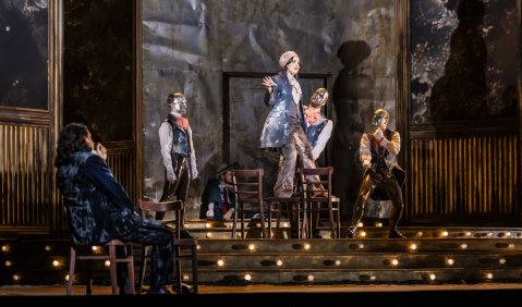 Germ&aacute;n Enrique Alc&aacute;ntara (Renato), Rosalia Cid (Oscar), Komparsen; Semperoper Dresden/ Jochen Quast