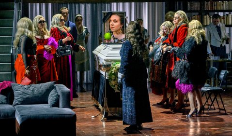 Die Walküre. II. Aufzug. Von links nach rechts: Alexandra Ionis (Siegrune), Dorothea Herbert (Helmwige), Margaret Plummer (Waltraute), Christa Mayer (Fricka), Brit-Tone Müllertz (Ortlinde), Noa Beinart (Rossweise), Catharine Woodward (Gerhilde), Statisterie der Bayreuther Festspiele. Foto: © Bayreuther Festspiele / Enrico Nawrath