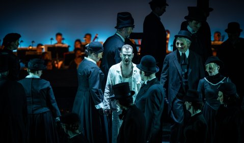 Arthur Bruce (Wozzeck) mit Opernchor und Staatsorchester des Oldenburgischen Staatstheaters. Foto: &copy; Stephan Walzl