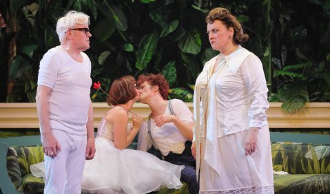 Robert Meyer (Christof Heffele), Anna-Katharina Tonauer (Jeanne), Daniel Prohaska (Erasmus Friedrich Müller), Regina Schörg (Malvine). Foto: © Marie-Laure Briane Robert Meyer (Christof Heffele), Anna-Katharina Tonauer (Jeanne), Daniel Prohaska (Erasmus Friedrich Müller), Regina Schörg (Malvine). Foto: © Marie-Laure Briane