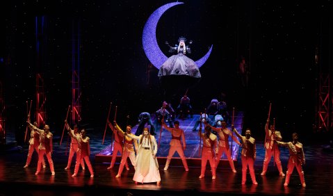 Katja Berg als Königin der Nach (oben) und Christian Schöne als Sarastro mit Ensemble © Michael Böhmländer Katja Berg als Königin der Nach (oben) und Christian Schöne als Sarastro mit Ensemble © Michael Böhmländer
