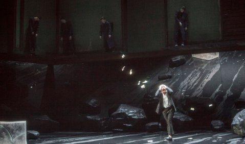 Georg Nigl (Lenz), Stimmenchor. Foto: Bernd Uhlig