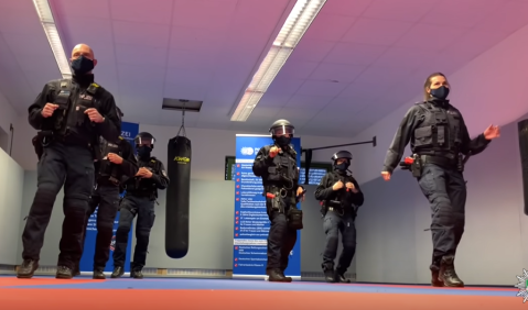«Jerusalema-Challenge» bei Polizei - NRW zahlt nachträglich Gebühren. Foto: screenshot youtube, Jerusalema Challenge - Polizei Edition