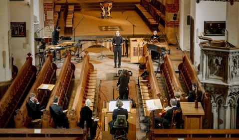 Johannes-Passion aus der Thomaskirche Leipzig - 10.04.2020. Benedikt Kristjánsson (Tenor); Elina Albach (Cembalo); Philipp Lamprecht (Schlagwerk); Vocalquintett, Leitung: Gotthold Schwarz. Foto: MDR/Stephan Flad