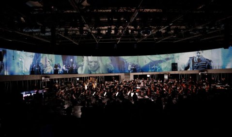 Akt 4, Szene 1 – mit Video-Sequenzen u.a. mit Emily Hindrichs (Marie) und Martin Koch (Desportes). Gürzenich-Orchester Köln, Musikalische Leitung: François-Xavier Roth. Foto: © Paul Leclaire
