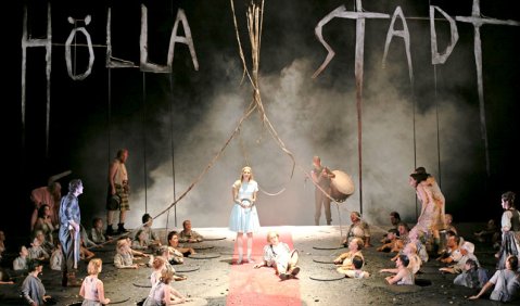 Amanda Majeski und Daniel Behle als  Humperdincks „Königskinder“, im Hintergrund Nikolay Borchev als Spielman sowie Ensemble und Chor der Oper Frankfurt. Foto: Wolfgang Runkel