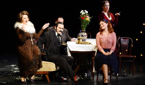 Dana Beth Miller (Marja Alexandrowna), Jaco Venter (Fürst), Katharine Tier (Nastassja), Agnieszka Tomaszewska (Sina). Foto: Falk von Traubenberg