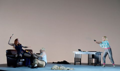 (Der Diktator): v.l.n.r. Sara Jakubiak (Maria), Davide Daminani (Der Diktator) und Juanita Lascarro (Charlotte). Foto: Barbara Aumüller