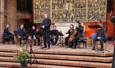 Das in seiner Besetzung nach Bedarf immer wieder wechselnde Nimrod-Ensemble in der Marktkirche Hannover: (v.l.) Michael Cohen-Weissert (Klavier), Christophe Horak (Violine), Oscar Bohórquez (Violine), Kantor Isidoro Abramowicz (Gesang), Nur Ben Shalom (Kla