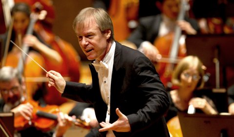 Mit Schwung und Eleganz: David Robertson leitet das St Louis Symphony Orchestra. Foto: Dilip Vishwanat