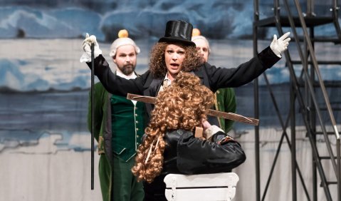 Mikko Järviluoto ( Ein Lakai), Deirdre Angenent (Komponist), Jacob Kincaide (Perückenmacher), Gregor Nöllen (Haushofmeister). Foto: © Sebastian Stolz, filmwild.de