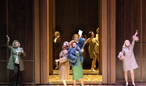 Falstaff: Judit Kutasi (Mrs. Quickly), Daria Proszek (Mrs. Meg Page), Ailyn Pérez (Mrs. Alice Ford), Elena Tsallagova (Nannetta). Foto: Wilfried Hösl