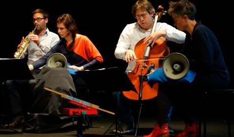 Thomas Moore, trombone, megaphone, production Katrien Gaelens, megaphone Pieter Matthynssens, cello, artistic director Marieke Berendsen, scenography, violin, megaphone. Foto: Stefan Pieper