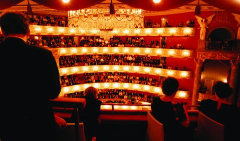 Der Zuschauerraum des Nationalhteaters. Blick von der Proszeniumsloge (Engelsloge) in den Zuschauerraum. Foto: Wilfried Hösl