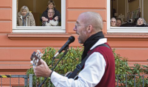 Titelbild: Balkonsingen des Musiktherapeuten Jan Sonntag vor dem  Pflegeheim Haus St. Johannis in Hamburg. Mehr zur Musiktherapie auf den Seiten 13, 14 und 21.  Foto: Eva Häberle