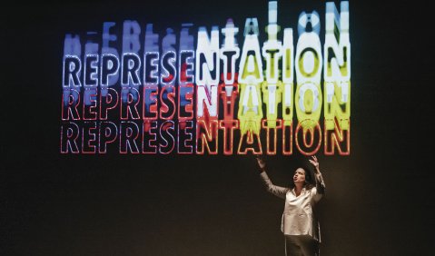 Erste Live-Performance der Münchener Biennale 2020: Noa Frenkel vor dem Bühnenbild von „Subnormal Europe“, einer rasend schnellen Fahrt vom analogen zum digitalen Leben. Foto: Armin Smailovic
