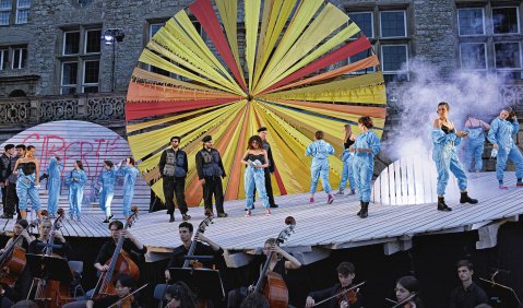Wenn zu Liberté auch noch Diversité kommt, dann ist Bizets Oper „Carmen“ wieder einmal in der Gegenwart angekommen. Unser Bild zeigt Chor und Bundesjugend­orchester im Schloss Weikersheim. Foto: JMD