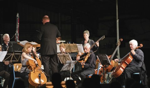 Die ersten Projekte starteten im Juli 2021. Das Foto zeigt das Jubiläumskonzert des Kammerorchesters Moosburg e. V. in verkleinerter Besetzung auf dem Gelände des Fliegerclubs Moosburg a. d. Isar (30.7.2021). Foto: Christoph Weber