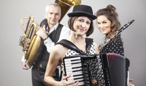 Ramona Kozma (Akkordeon) und Hannah Heuking (Klarinette), hier mit  Michael Zimmermann (Tuba) als Trio Picon. Foto: Maik Reishaus