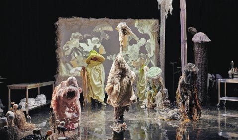 Metamorphosen: Die Stuttgarter Vocalsolisten als Pilzwesen. Foto: Martin Sigmund