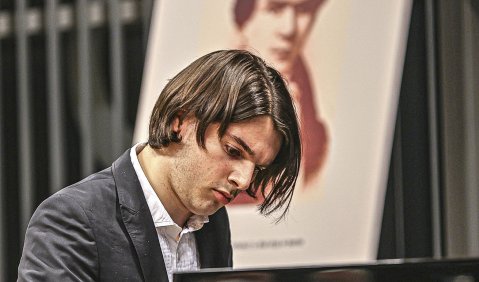 Pianist Luis Benedict Alfsmann bei der Präsentation der Ausgabe.  Foto: Oliver Schaper