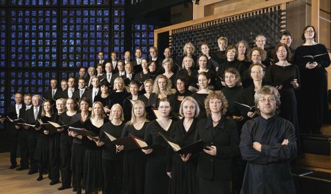 Der Bach-Chor an der Kaiser-Wilhelm-Gedächtnis-Kirche und sein Leiter Achim Zimmermann. Foto: Bach-Chor