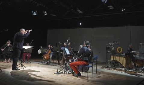 Der Organisation Iranian Female Composers Association (IFCA) und ihrer Mitgründerin Anahita Abbasi widmete der/gelbe/klang einen Abend im Münchener Kulturzentrum schwere reiter. Die Schirmherrschaft hatte Kulturstaatsministerin Claudia Roth übernommen. Fot