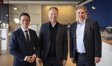 Niedersachsens Kulturminister Falko Mohrs, Georg Heckel, Oldenburgs Oberbürgermeister Jürgen Krogmann (v.l.). Foto: Oldenburgisches Staatstheater/Stephan Walzl