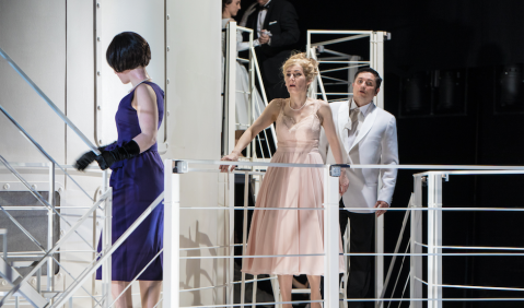 Die Passagierin in Gera - ein Spiegelbild zwischen Luxus und Lager. Foto: Theater Gera, Ronny Ristok