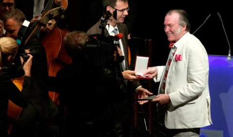 Landeshauptmann Markus Wallner verleiht David Pountney das „Silberne Ehrenzeichen des Landes“ Foto: © Bregenzer Festspiele/ Karl Forster